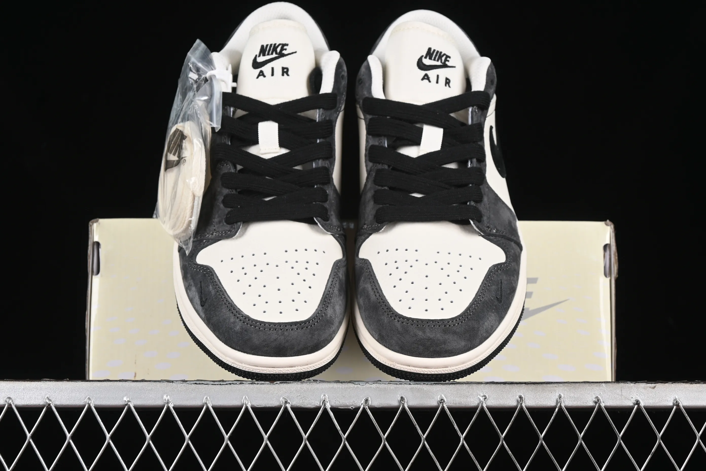 All categories Air Jordan Jordan series basketball shoes Air Jordan 1 Low High-end customized low-top sneakers Air Jordan 1 Low AJ1 Joe 1 Violent Bear joint-Black Velvet Pig Eight High-end customized low-top retro basketball shoes SJ9950-016